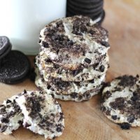 Bite through a crunchy chocolate and cream outer layer and you are rewarded with a soft, chewy, slightly cheesecake flavored filling with these Oreo Cheesecake Cookies!