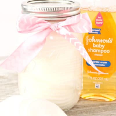 You can make your own homemade DIY makeup remover pads and save a fortune in beauty supplies with an easy home recipe that actually works. The gentle cleaning solution is perfect for eye makeup!