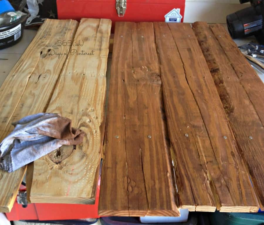 staining pallet sign