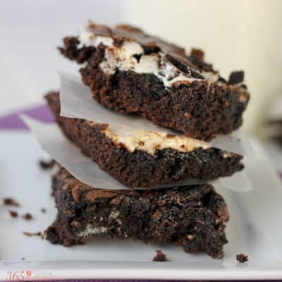 This simple recipe for OREO Marshmallow Brownies will satisfy all your chocolate cravings! chocolate | dessert | Oreos | brownie recipe |