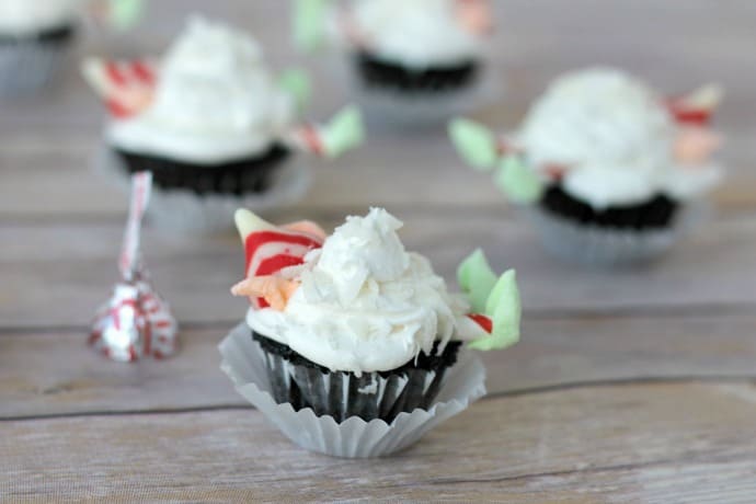 Easy Christmas cupcake: elf in a snowdrift