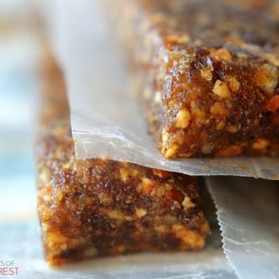 Start the new year off right with these delicious copycat Apple Pie Lara Bars. They are made with delicious whole foods and naturally sweet!