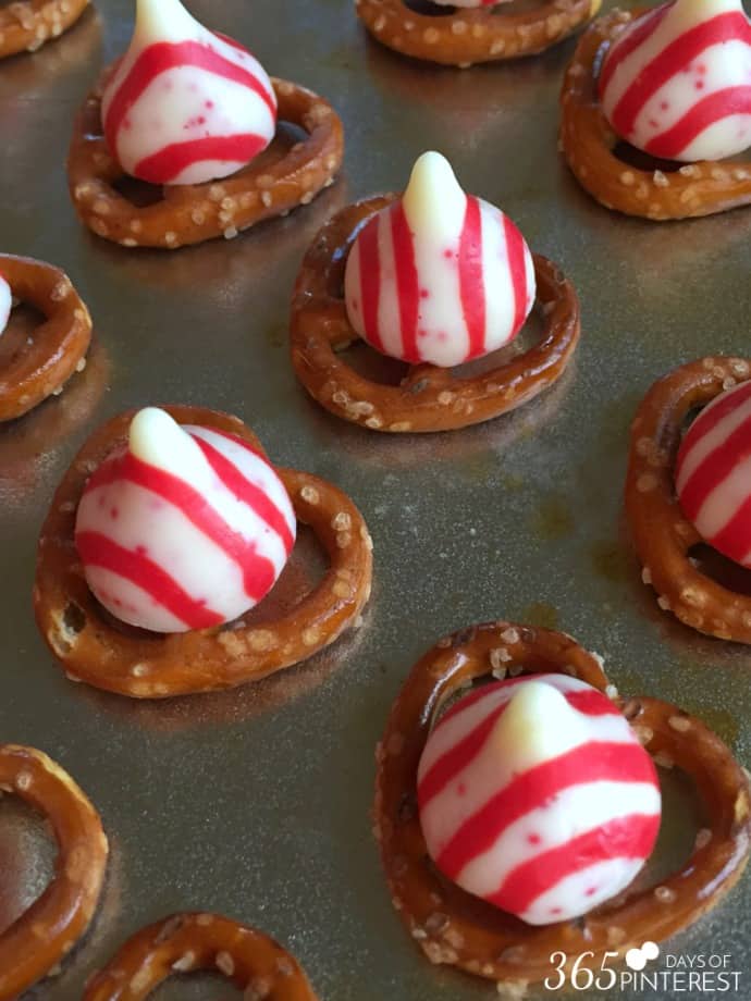 candy-cane-kisses-pretzel-bites