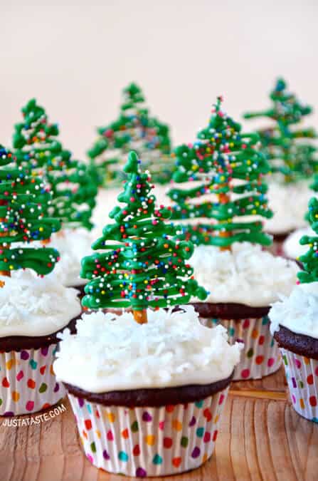 17 Christmas Cupcakes that will Steal the Show - Simple and Seasonal