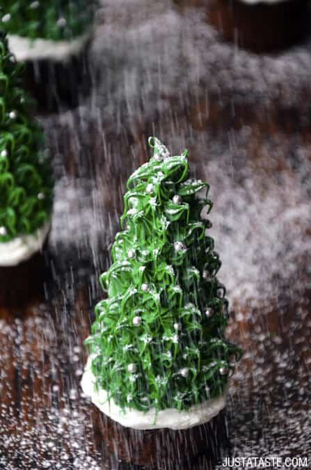 snowing-christmas-tree-cupcakes