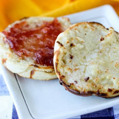 Start your day with these easy Homemade English Muffins made with mason jar rings and cooked on a griddle! homemade bread | breakfast | easy English muffins | how to make English muffins