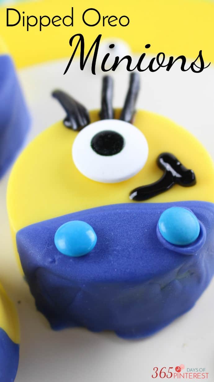 We all know the real stars of the show aren't the villains- it's the adorable sidekicks! These Oreo Minions are perfect for a Despicable Me birthday party, Minions movie night, or for any Minions lover! via @nmburk