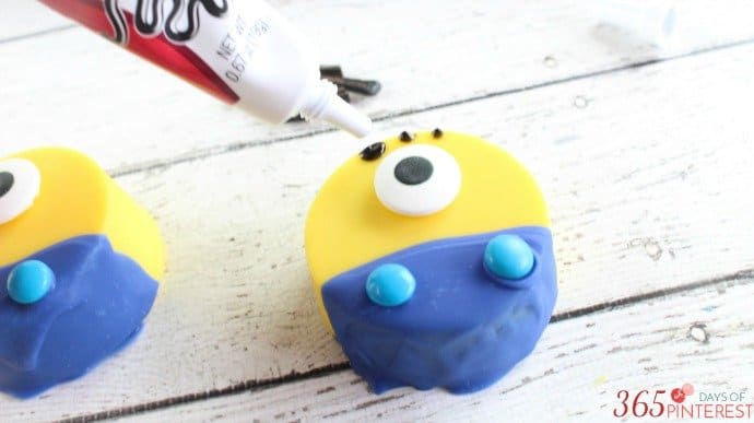 adding details to minions with black piping gel