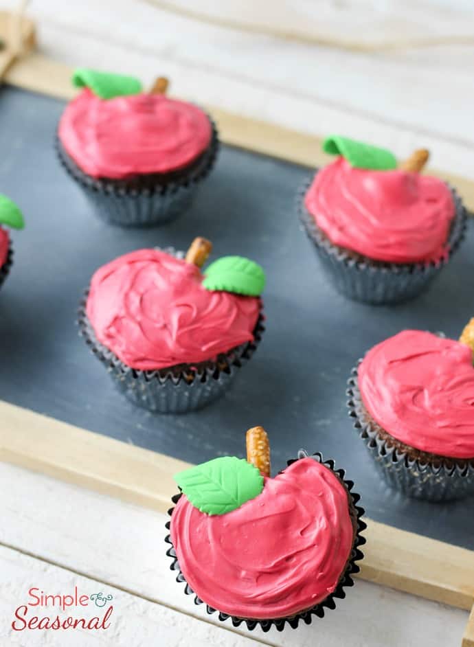 This back to school season, make up an adorable batch of apple shaped cupcakes to celebrate the new school year! via @nmburk