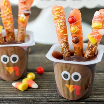 Add a touch of fun to your Thanksgiving Day table with these Turkey Pudding Cups! They are easy enough for kids to get involved in the holiday fun.
