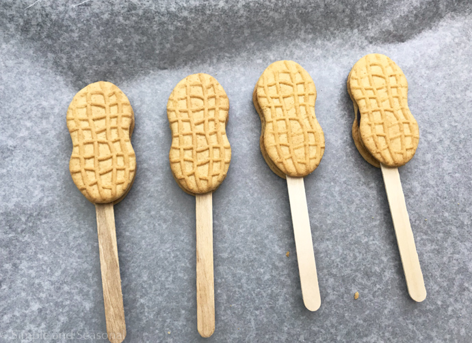 row of 4 cookie pops undecorated