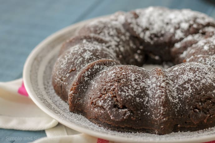 ring of brownies cooked in bundt pan turned out onto a plate and dusted with powdered sugar