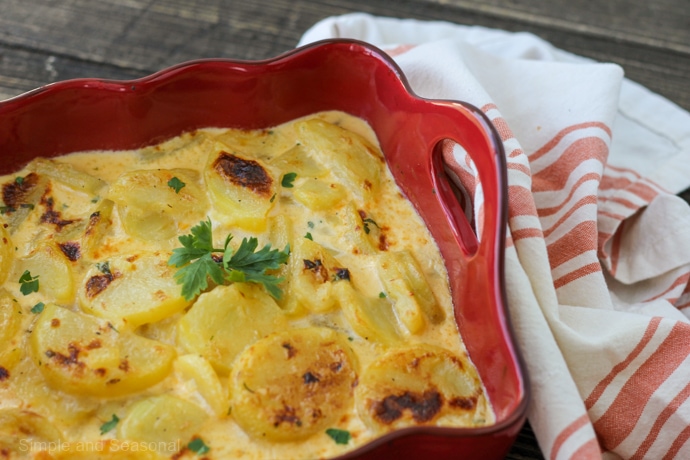 Crockpot Scalloped Potatoes {Easy & Creamy!} –