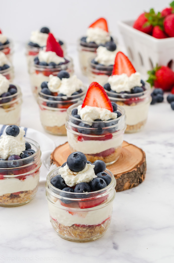 finished no bake mini cheesecakes in jars-showing layers
