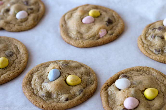 6 cookies on a baking sheet