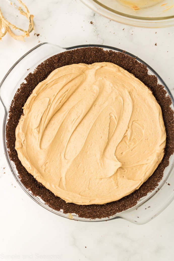 chocolate pie crust with creamy peanut butter filling