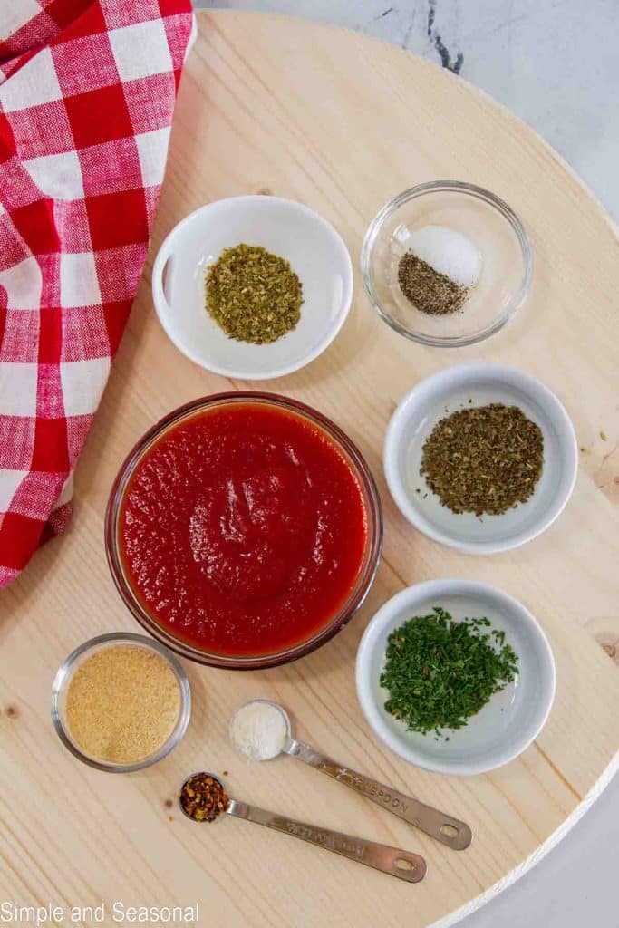 ingredients for easy pizza sauce in small bowls