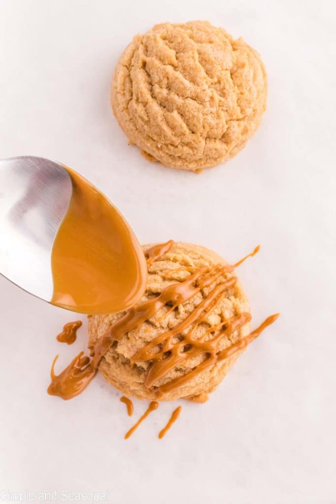 drizzling cookies with melted cookie butter
